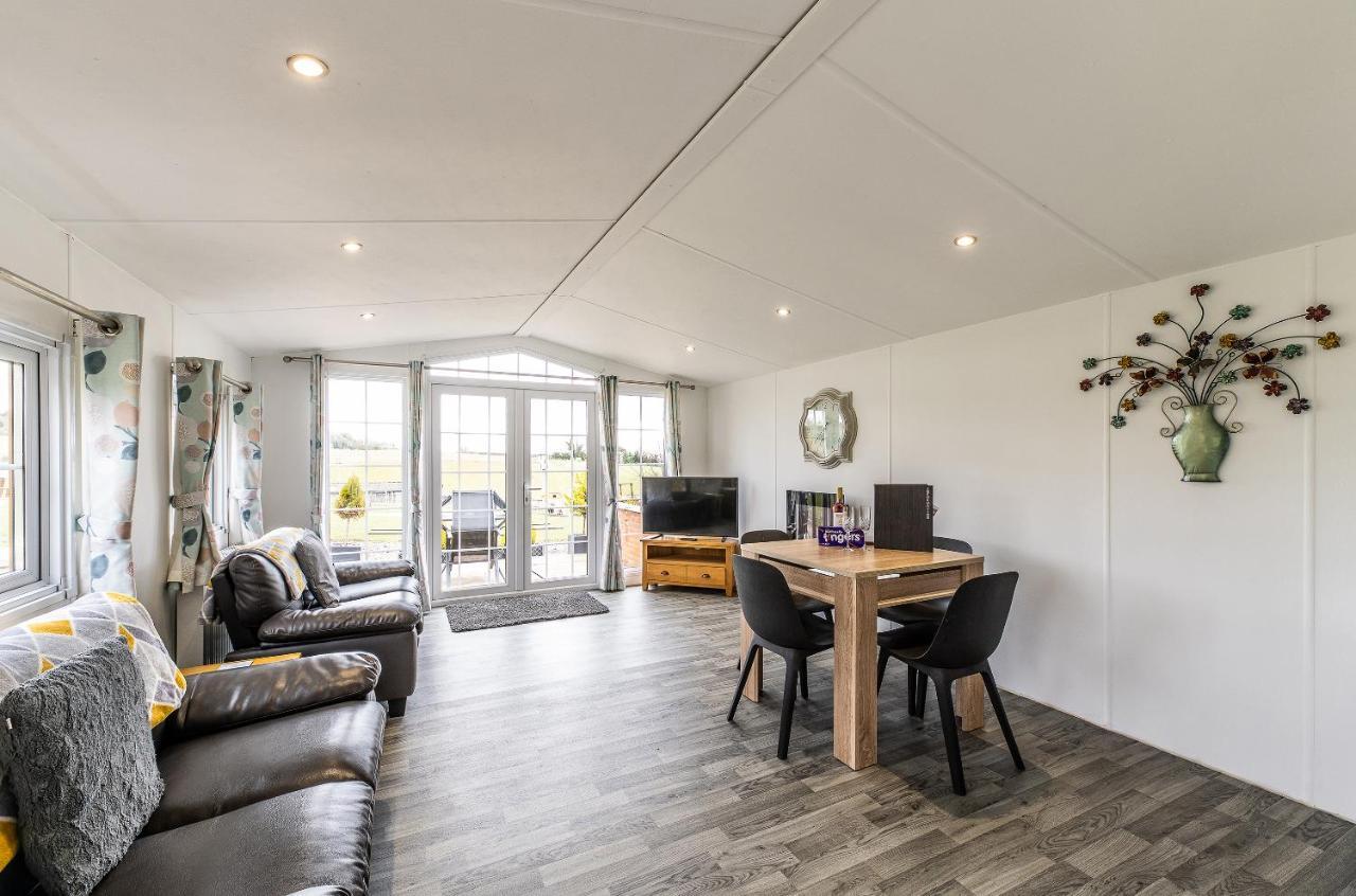 Fairview Farm Holiday Accommodation 14 Luxury Lodges, Cabins, Dog Friendly, Suitable For Couples, Families And Groups, Wedding Guests , Corporate Events, Sleeps 2-65 Guests In Ravenshead, Nottingham Near Sherwood Forest, Set In 88 Acres Exteriér fotografie