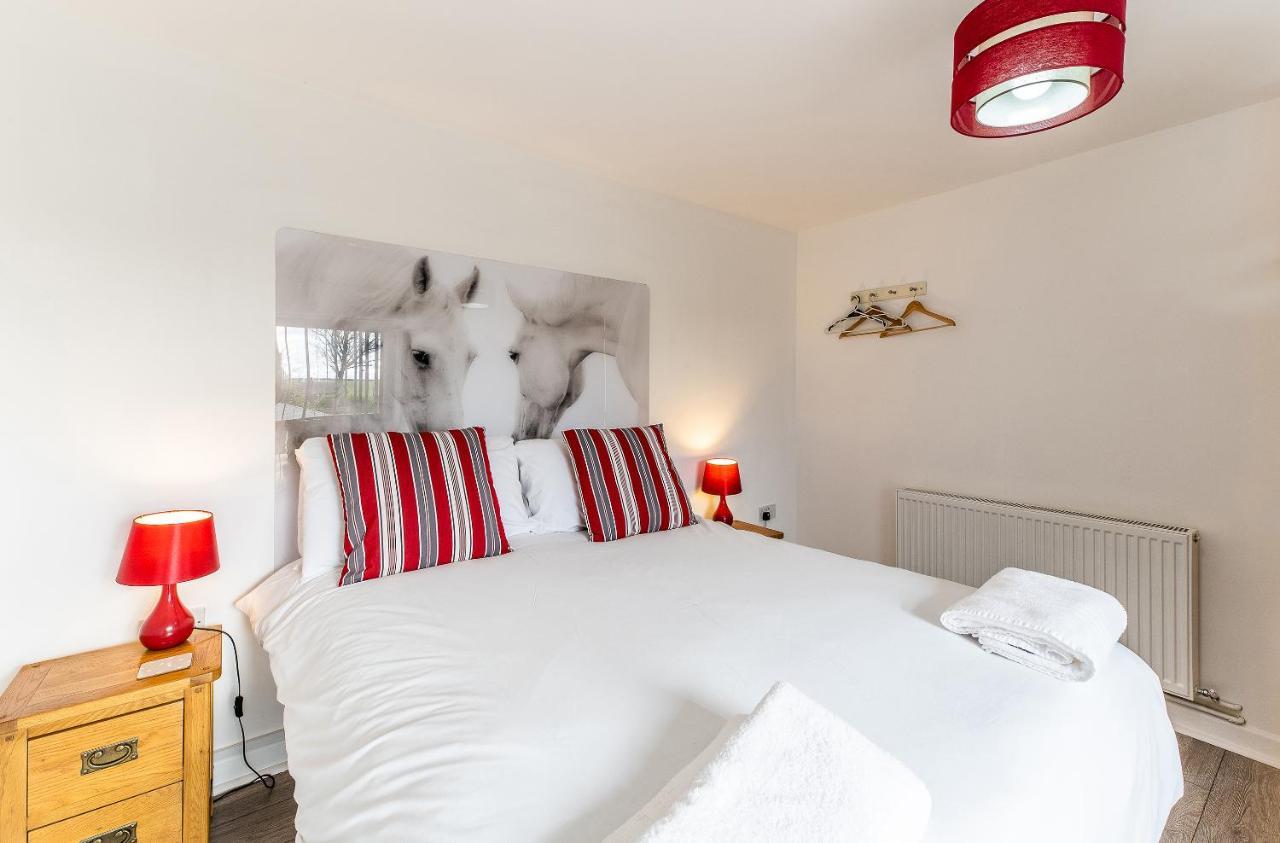 Fairview Farm Holiday Accommodation 14 Luxury Lodges, Cabins, Dog Friendly, Suitable For Couples, Families And Groups, Wedding Guests , Corporate Events, Sleeps 2-65 Guests In Ravenshead, Nottingham Near Sherwood Forest, Set In 88 Acres Exteriér fotografie