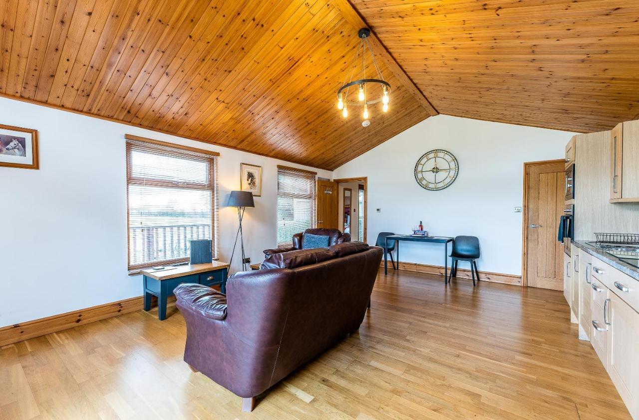 Fairview Farm Holiday Accommodation 14 Luxury Lodges, Cabins, Dog Friendly, Suitable For Couples, Families And Groups, Wedding Guests , Corporate Events, Sleeps 2-65 Guests In Ravenshead, Nottingham Near Sherwood Forest, Set In 88 Acres Exteriér fotografie